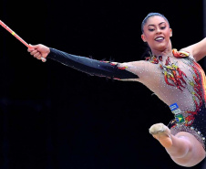 A paranaense Bárbara Domingos fez história no Campeonato Mundial de ginástica rítmica em Kitakytushu, no Japão.  Nesta quinta-feira, 28, a atleta e também bolsista do programa Geração Olímpica e Paralímpica  se tornou a primeira atleta brasileira a chegar à final individual. Foto:Simone Ferraro/Confederação Brasileira de Ginástica 