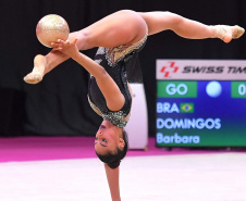 A paranaense Bárbara Domingos fez história no Campeonato Mundial de ginástica rítmica em Kitakytushu, no Japão.  Nesta quinta-feira, 28, a atleta e também bolsista do programa Geração Olímpica e Paralímpica  se tornou a primeira atleta brasileira a chegar à final individual. Foto:Simone Ferraro/Confederação Brasileira de Ginástica 
