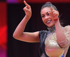 A paranaense Bárbara Domingos fez história no Campeonato Mundial de ginástica rítmica em Kitakytushu, no Japão.  Nesta quinta-feira, 28, a atleta e também bolsista do programa Geração Olímpica e Paralímpica  se tornou a primeira atleta brasileira a chegar à final individual. Foto:Simone Ferraro/Confederação Brasileira de Ginástica 