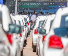   O governador Carlos Massa Ratinho Junior entregou nesta sexta-feira (29) mais 52 automóveis para reforço da frota da saúde em 22 municípios da 19ª Regional de Jacarezinho, no Norte Pioneiro. Os carros serão utilizados para atendimento domiciliar dentro da Estratégia da Saúde da Família (ESF). Foto: Jonathan Campos/AEN