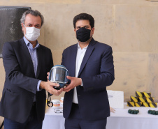 Solenidade de entrega de materiais para atendimento de emergencias para a Defesa Civil, na nesta sexta-feira (29), no Palacio Iguaçu em Curitiba. Na foto, o secretário de Qualidade Ambiental do Ministério do Meio Ambiente, André França entrega de forma simbolica material para o diretor-presidente do Instituto Água e Terra (IAT) do Paraná, Everton Costa..  Foto: Geraldo Bubniak/AEN