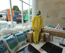 Solenidade de entrega de materiais para atendimento de emergencias para a Defesa Civil, na nesta sexta-feira (29), no Palacio Iguaçu em Curitiba.  Foto: Geraldo Bubniak/AEN