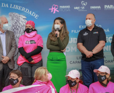 Expedição Filhas do Paraná volta a Curitiba após 2.800 km divulgando o Outubro Rosa. As motociclistas do grupo Filhas do Vento e da Liberdade retornaram neste sábado (30) ao Palácio Iguaçu – mesmo ponto de onde partiram no dia 14 de outubro, e foram recebidas pelo vice-governador Darci Piana e pela primeira-dama do Estado e presidente do Conselho Estadual de Ação Solidária, Luciana Saito Massa. - Curitiba, 30/10/2021 - Foto: Valdelino Pontes
