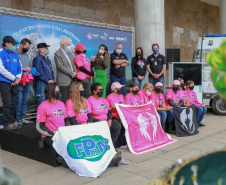Expedição Filhas do Paraná volta a Curitiba após 2.800 km divulgando o Outubro Rosa. As motociclistas do grupo Filhas do Vento e da Liberdade retornaram neste sábado (30) ao Palácio Iguaçu – mesmo ponto de onde partiram no dia 14 de outubro, e foram recebidas pelo vice-governador Darci Piana e pela primeira-dama do Estado e presidente do Conselho Estadual de Ação Solidária, Luciana Saito Massa. - Curitiba, 30/10/2021 - Foto: Valdelino Pontes