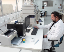 O Instituto de Tecnologia do Paraná (Tecpar) participa de um programa nacional de apoio a empresários e empreendedores que buscam orientações para desenvolver novos negócios. Trata-se do Serviço Brasileiro de Respostas Técnicas (SBRT), atendimento especializado, pela internet, que fornece gratuitamente informações técnicas a pessoas físicas e jurídicas. - Foto: Luciano Sarote/Tecpar