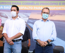 Em mais um passo no processo de consolidação do Voe Paraná, o maior programa de aviação regional do País, o Governo do Estado finalizou o convênio que vai permitir a modernização da pista de pouso e decolagem do aeroporto Francisco Lacerda Junior, em Cornélio Procópio, no Norte Pioneiro. O investimento é de R$ 4.771.057,10. O anúncio foi feito nesta quarta-feira (03) pelo governador Carlos Massa Ratinho Junior durante visita à cidade. Foto: Ari Dias/AEN