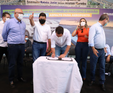 Em mais um passo no processo de consolidação do Voe Paraná, o maior programa de aviação regional do País, o Governo do Estado finalizou o convênio que vai permitir a modernização da pista de pouso e decolagem do aeroporto Francisco Lacerda Junior, em Cornélio Procópio, no Norte Pioneiro. O investimento é de R$ 4.771.057,10. O anúncio foi feito nesta quarta-feira (03) pelo governador Carlos Massa Ratinho Junior durante visita à cidade. Foto: Ari Dias/AEN