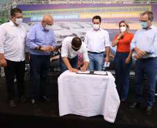 Em mais um passo no processo de consolidação do Voe Paraná, o maior programa de aviação regional do País, o Governo do Estado finalizou o convênio que vai permitir a modernização da pista de pouso e decolagem do aeroporto Francisco Lacerda Junior, em Cornélio Procópio, no Norte Pioneiro. O investimento é de R$ 4.771.057,10. O anúncio foi feito nesta quarta-feira (03) pelo governador Carlos Massa Ratinho Junior durante visita à cidade. Foto: Ari Dias/AEN