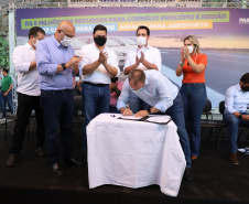 Em mais um passo no processo de consolidação do Voe Paraná, o maior programa de aviação regional do País, o Governo do Estado finalizou o convênio que vai permitir a modernização da pista de pouso e decolagem do aeroporto Francisco Lacerda Junior, em Cornélio Procópio, no Norte Pioneiro. O investimento é de R$ 4.771.057,10. O anúncio foi feito nesta quarta-feira (03) pelo governador Carlos Massa Ratinho Junior durante visita à cidade. Foto: Ari Dias/AEN