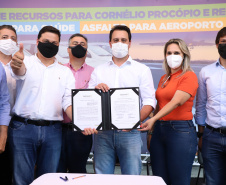 Em mais um passo no processo de consolidação do Voe Paraná, o maior programa de aviação regional do País, o Governo do Estado finalizou o convênio que vai permitir a modernização da pista de pouso e decolagem do aeroporto Francisco Lacerda Junior, em Cornélio Procópio, no Norte Pioneiro. O investimento é de R$ 4.771.057,10. O anúncio foi feito nesta quarta-feira (03) pelo governador Carlos Massa Ratinho Junior durante visita à cidade. Foto: Ari Dias/AEN