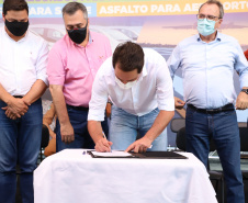 Em mais um passo no processo de consolidação do Voe Paraná, o maior programa de aviação regional do País, o Governo do Estado finalizou o convênio que vai permitir a modernização da pista de pouso e decolagem do aeroporto Francisco Lacerda Junior, em Cornélio Procópio, no Norte Pioneiro. O investimento é de R$ 4.771.057,10. O anúncio foi feito nesta quarta-feira (03) pelo governador Carlos Massa Ratinho Junior durante visita à cidade. Foto: Ari Dias/AEN