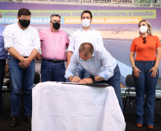 Em mais um passo no processo de consolidação do Voe Paraná, o maior programa de aviação regional do País, o Governo do Estado finalizou o convênio que vai permitir a modernização da pista de pouso e decolagem do aeroporto Francisco Lacerda Junior, em Cornélio Procópio, no Norte Pioneiro. O investimento é de R$ 4.771.057,10. O anúncio foi feito nesta quarta-feira (03) pelo governador Carlos Massa Ratinho Junior durante visita à cidade. Foto: Ari Dias/AEN