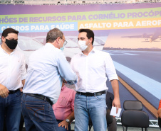 Em mais um passo no processo de consolidação do Voe Paraná, o maior programa de aviação regional do País, o Governo do Estado finalizou o convênio que vai permitir a modernização da pista de pouso e decolagem do aeroporto Francisco Lacerda Junior, em Cornélio Procópio, no Norte Pioneiro. O investimento é de R$ 4.771.057,10. O anúncio foi feito nesta quarta-feira (03) pelo governador Carlos Massa Ratinho Junior durante visita à cidade. Foto: Ari Dias/AEN