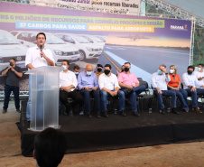 Em mais um passo no processo de consolidação do Voe Paraná, o maior programa de aviação regional do País, o Governo do Estado finalizou o convênio que vai permitir a modernização da pista de pouso e decolagem do aeroporto Francisco Lacerda Junior, em Cornélio Procópio, no Norte Pioneiro. O investimento é de R$ 4.771.057,10. O anúncio foi feito nesta quarta-feira (03) pelo governador Carlos Massa Ratinho Junior durante visita à cidade. Foto: Ari Dias/AEN