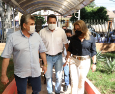 O governador Carlos Massa Ratinho Junior entregou nesta quinta-feira (04) mais 1.837 kits de uniformes para três colégios estaduais cívico-militares (CECM) de Umuarama, no Noroeste do Paraná. Foto:  Umuarama, 04/11/2021 - Foto: Ari Dias/AEN
