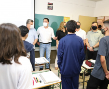 O governador Carlos Massa Ratinho Junior entregou nesta quinta-feira (04) mais 1.837 kits de uniformes para três colégios estaduais cívico-militares (CECM) de Umuarama, no Noroeste do Paraná. Foto:  Umuarama, 04/11/2021 - Foto: Ari Dias/AEN