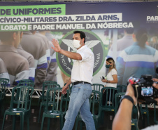 O governador Carlos Massa Ratinho Junior entregou nesta quinta-feira (04) mais 1.837 kits de uniformes para três colégios estaduais cívico-militares (CECM) de Umuarama, no Noroeste do Paraná. Foto:  Umuarama, 04/11/2021 - Foto: Ari Dias/AEN