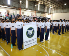 O governador Carlos Massa Ratinho Junior entregou nesta quinta-feira (04) mais 1.837 kits de uniformes para três colégios estaduais cívico-militares (CECM) de Umuarama, no Noroeste do Paraná. Foto:  Umuarama, 04/11/2021 - Foto: Ari Dias/AEN