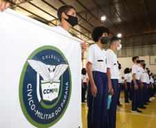 O governador Carlos Massa Ratinho Junior entregou nesta quinta-feira (04) mais 1.837 kits de uniformes para três colégios estaduais cívico-militares (CECM) de Umuarama, no Noroeste do Paraná. Foto:  Umuarama, 04/11/2021 - Foto: Ari Dias/AEN