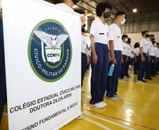 O governador Carlos Massa Ratinho Junior entregou nesta quinta-feira (04) mais 1.837 kits de uniformes para três colégios estaduais cívico-militares (CECM) de Umuarama, no Noroeste do Paraná. Foto:  Umuarama, 04/11/2021 - Foto: Ari Dias/AEN