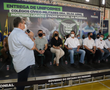 O governador Carlos Massa Ratinho Junior entregou nesta quinta-feira (04) mais 1.837 kits de uniformes para três colégios estaduais cívico-militares (CECM) de Umuarama, no Noroeste do Paraná. Foto:  Umuarama, 04/11/2021 - Foto: Ari Dias/AEN