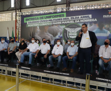 O governador Carlos Massa Ratinho Junior entregou nesta quinta-feira (04) mais 1.837 kits de uniformes para três colégios estaduais cívico-militares (CECM) de Umuarama, no Noroeste do Paraná. Foto:  Umuarama, 04/11/2021 - Foto: Ari Dias/AEN