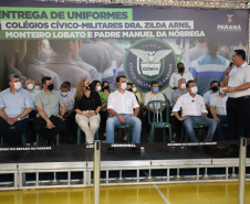 O governador Carlos Massa Ratinho Junior entregou nesta quinta-feira (04) mais 1.837 kits de uniformes para três colégios estaduais cívico-militares (CECM) de Umuarama, no Noroeste do Paraná. Foto:  Umuarama, 04/11/2021 - Foto: Ari Dias/AEN