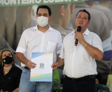 O governador Carlos Massa Ratinho Junior entregou nesta quinta-feira (04) mais 1.837 kits de uniformes para três colégios estaduais cívico-militares (CECM) de Umuarama, no Noroeste do Paraná. Foto:  Umuarama, 04/11/2021 - Foto: Ari Dias/AEN