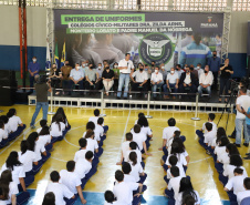 O governador Carlos Massa Ratinho Junior entregou nesta quinta-feira (04) mais 1.837 kits de uniformes para três colégios estaduais cívico-militares (CECM) de Umuarama, no Noroeste do Paraná. Foto:  Umuarama, 04/11/2021 - Foto: Ari Dias/AEN