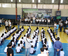 O governador Carlos Massa Ratinho Junior entregou nesta quinta-feira (04) mais 1.837 kits de uniformes para três colégios estaduais cívico-militares (CECM) de Umuarama, no Noroeste do Paraná. Foto:  Umuarama, 04/11/2021 - Foto: Ari Dias/AEN