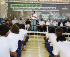 O governador Carlos Massa Ratinho Junior entregou nesta quinta-feira (04) mais 1.837 kits de uniformes para três colégios estaduais cívico-militares (CECM) de Umuarama, no Noroeste do Paraná. Foto:  Umuarama, 04/11/2021 - Foto: Ari Dias/AEN