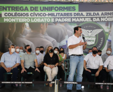 O governador Carlos Massa Ratinho Junior entregou nesta quinta-feira (04) mais 1.837 kits de uniformes para três colégios estaduais cívico-militares (CECM) de Umuarama, no Noroeste do Paraná. Foto:  Umuarama, 04/11/2021 - Foto: Ari Dias/AEN