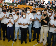 O governador Carlos Massa Ratinho Junior entregou nesta quinta-feira (04) mais 1.837 kits de uniformes para três colégios estaduais cívico-militares (CECM) de Umuarama, no Noroeste do Paraná. Foto:  Umuarama, 04/11/2021 - Foto: Ari Dias/AEN