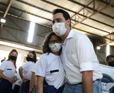O governador Carlos Massa Ratinho Junior entregou nesta quinta-feira (04) mais 1.837 kits de uniformes para três colégios estaduais cívico-militares (CECM) de Umuarama, no Noroeste do Paraná. Foto:  Umuarama, 04/11/2021 - Foto: Ari Dias/AEN