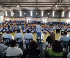 O governador Carlos Massa Ratinho Junior entregou nesta quinta-feira (04) mais 1.837 kits de uniformes para três colégios estaduais cívico-militares (CECM) de Umuarama, no Noroeste do Paraná. Foto: Jonathan Campos/AEN