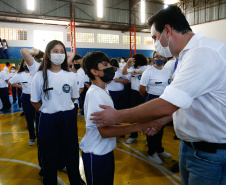 O governador Carlos Massa Ratinho Junior entregou nesta quinta-feira (04) mais 1.837 kits de uniformes para três colégios estaduais cívico-militares (CECM) de Umuarama, no Noroeste do Paraná. Foto: Jonathan Campos/AEN