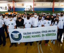 O governador Carlos Massa Ratinho Junior entregou nesta quinta-feira (04) mais 1.837 kits de uniformes para três colégios estaduais cívico-militares (CECM) de Umuarama, no Noroeste do Paraná. Foto: Jonathan Campos/AEN