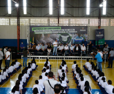 O governador Carlos Massa Ratinho Junior entregou nesta quinta-feira (04) mais 1.837 kits de uniformes para três colégios estaduais cívico-militares (CECM) de Umuarama, no Noroeste do Paraná. Foto: Jonathan Campos/AEN