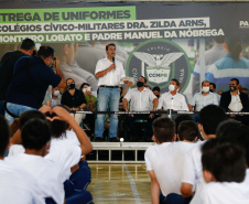 O governador Carlos Massa Ratinho Junior entregou nesta quinta-feira (04) mais 1.837 kits de uniformes para três colégios estaduais cívico-militares (CECM) de Umuarama, no Noroeste do Paraná. Foto: Jonathan Campos/AEN