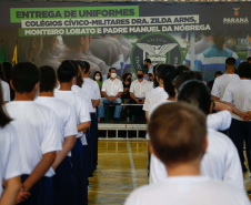 O governador Carlos Massa Ratinho Junior entregou nesta quinta-feira (04) mais 1.837 kits de uniformes para três colégios estaduais cívico-militares (CECM) de Umuarama, no Noroeste do Paraná. Foto: Jonathan Campos/AEN