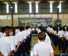 O governador Carlos Massa Ratinho Junior entregou nesta quinta-feira (04) mais 1.837 kits de uniformes para três colégios estaduais cívico-militares (CECM) de Umuarama, no Noroeste do Paraná. Foto: Jonathan Campos/AEN