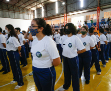 O governador Carlos Massa Ratinho Junior entregou nesta quinta-feira (04) mais 1.837 kits de uniformes para três colégios estaduais cívico-militares (CECM) de Umuarama, no Noroeste do Paraná. Foto: Jonathan Campos/AEN