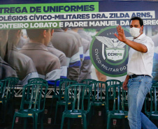 O governador Carlos Massa Ratinho Junior entregou nesta quinta-feira (04) mais 1.837 kits de uniformes para três colégios estaduais cívico-militares (CECM) de Umuarama, no Noroeste do Paraná. Foto: Jonathan Campos/AEN
