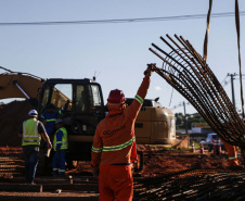 As obras de modernização do Trevo Gauchão, em Umuarama, chegaram a um terço de execução. O governador Carlos Massa Ratinho Junior vistoriou nesta quinta-feira (04) o projeto que vai resolver um dos principais gargalos logísticos do Noroeste paranaense.  Foto: Jonathan Campos/AEN