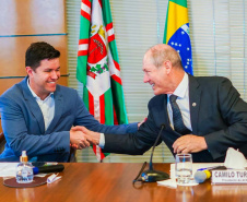 O chefe da Casa Civil do Paraná, Guto Silva, e o secretário estadual de Justiça, Família e Trabalho, Ney Leprevost, apresentaram nesta quinta-feira (4) o programa Cartão Futuro a empresários da Associação Comercial do Paraná (ACP). Foto: Guilherme Flores/Casa Civil