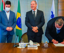 O chefe da Casa Civil do Paraná, Guto Silva, e o secretário estadual de Justiça, Família e Trabalho, Ney Leprevost, apresentaram nesta quinta-feira (4) o programa Cartão Futuro a empresários da Associação Comercial do Paraná (ACP). Foto: Guilherme Flores/Casa Civil