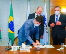 O chefe da Casa Civil do Paraná, Guto Silva, e o secretário estadual de Justiça, Família e Trabalho, Ney Leprevost, apresentaram nesta quinta-feira (4) o programa Cartão Futuro a empresários da Associação Comercial do Paraná (ACP). Foto: Guilherme Flores/Casa Civil