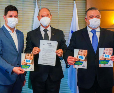 O chefe da Casa Civil do Paraná, Guto Silva, e o secretário estadual de Justiça, Família e Trabalho, Ney Leprevost, apresentaram nesta quinta-feira (4) o programa Cartão Futuro a empresários da Associação Comercial do Paraná (ACP). Foto: Guilherme Flores/Casa Civil