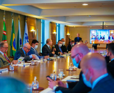 O chefe da Casa Civil do Paraná, Guto Silva, e o secretário estadual de Justiça, Família e Trabalho, Ney Leprevost, apresentaram nesta quinta-feira (4) o programa Cartão Futuro a empresários da Associação Comercial do Paraná (ACP). Foto: Guilherme Flores/Casa Civil