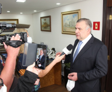 O chefe da Casa Civil do Paraná, Guto Silva, e o secretário estadual de Justiça, Família e Trabalho, Ney Leprevost, apresentaram nesta quinta-feira (4) o programa Cartão Futuro a empresários da Associação Comercial do Paraná (ACP). Foto: SEJUF
